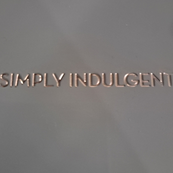 NEW Simply Indulgent Eucalyptus Soy Candle Size 14oz. - Picture 2 of 6